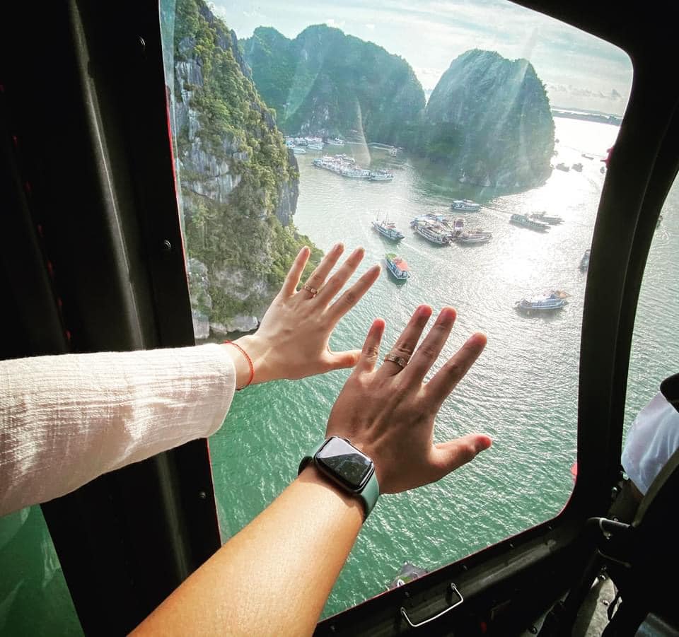 Du khách trải nghiệm bay ngắm cảnh Vịnh Hạ Long bằng trực thăng